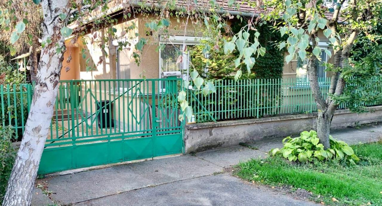 Grany'S Retro Guesthouse Near Budapest Airport 베체스 외부 사진